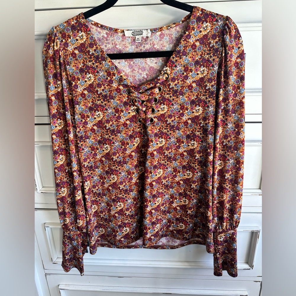 Gimmicks flowered, v neck blouse.